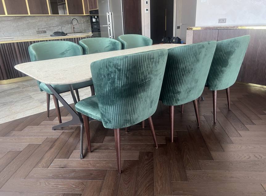 DINING TABLE 4